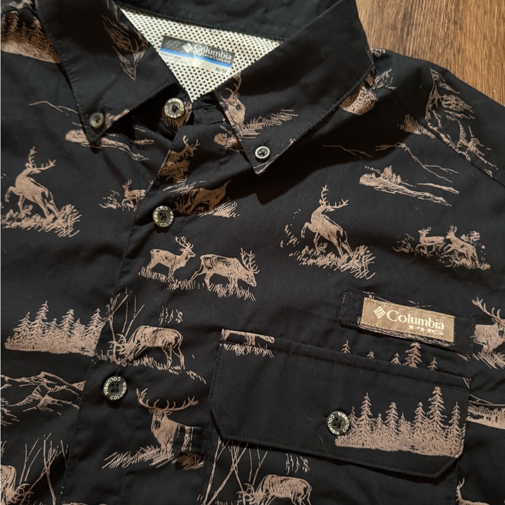 Columbia Black and Tan Casual Button Down Shirt with Outdoor Print